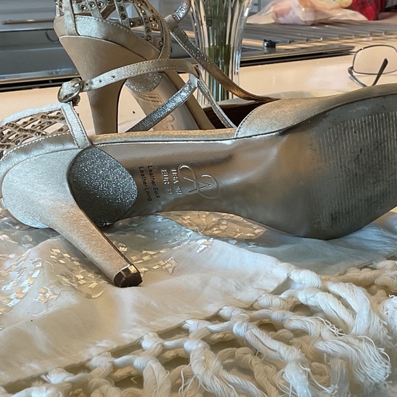 Satin and rhinestones Evening shoes - Picture 3 of 3